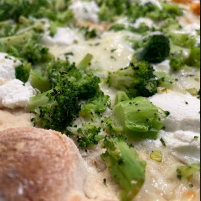 White Broccoli Pizza.